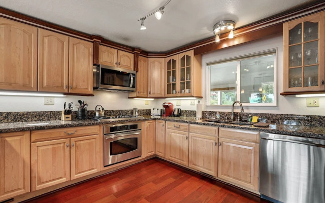 Hall Court Manor - Hot Tub, Pet Friendly, Pool Table!