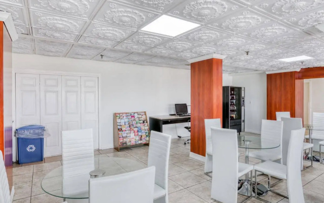Americas Best Value Inn & Suites-Bush Int'l Airport West