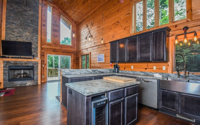 LakeStar Chalet 5 Bedroom House