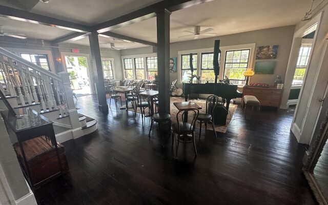 Inn at Gifford House