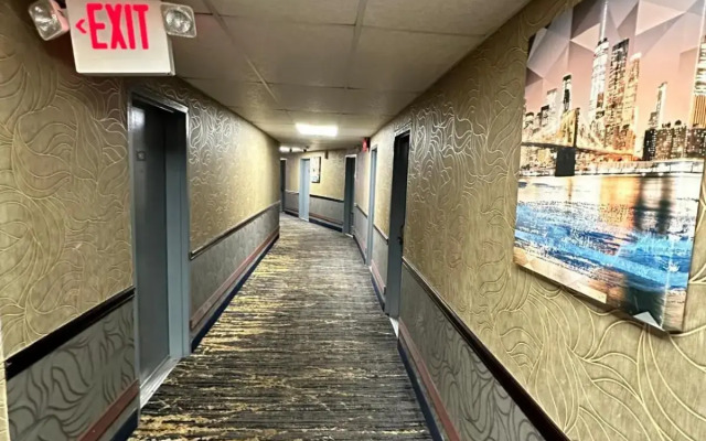 Townhouse Inn & Suites