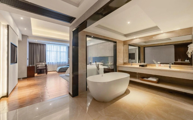 Huayan Hotel (Maoming Shuidong Huijing Plaza)