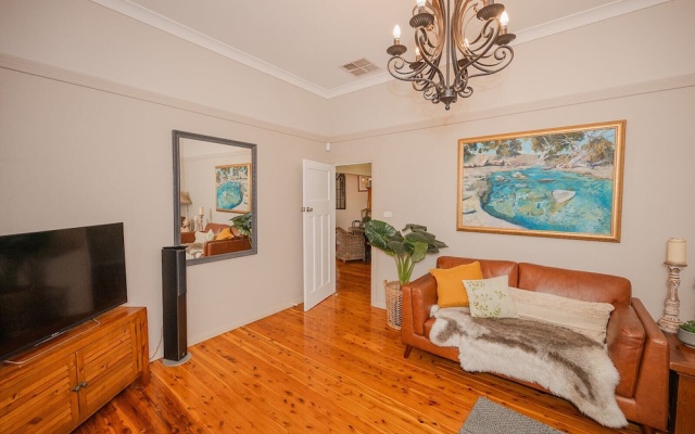 Cozy Cottage with Kitchen & Patio – Guest Rooms – Tamworth