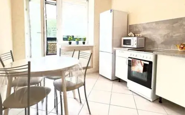 Magic Apartment on Molodezhnaya St., 11