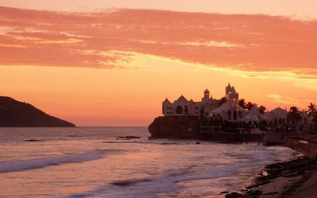 Luxury Beach Side Condo By SAMOTOGO Group