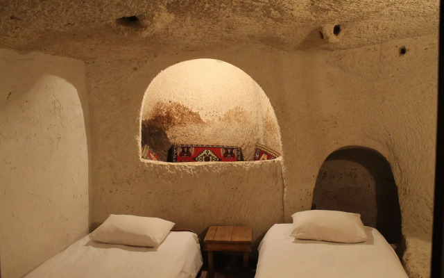 Yasin's Place Backpackers Cave Hotel
