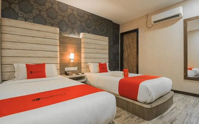 RedDoorz Plus near Mall Nagoya Hill Batam 3