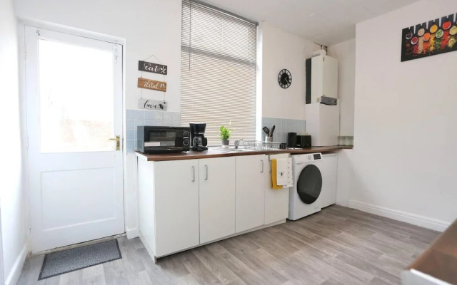 Charming 2-bed Home in Blackpool-central w Parking