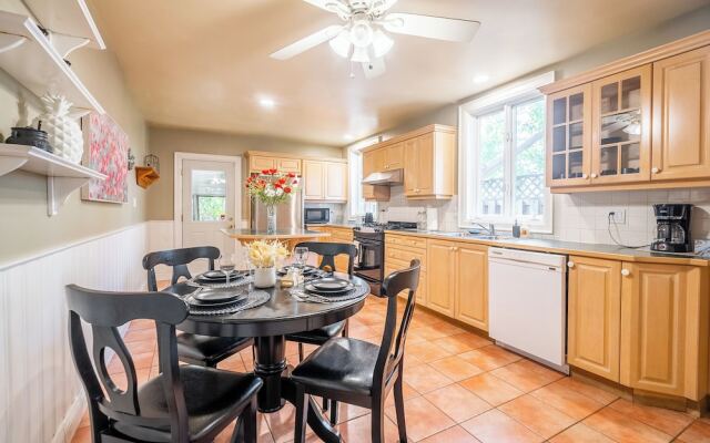 Cozy Houses in Downtown Toronto by GLOBALSTAY
