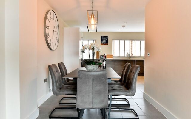 Just Stay Wales - Waterfront Townhouse