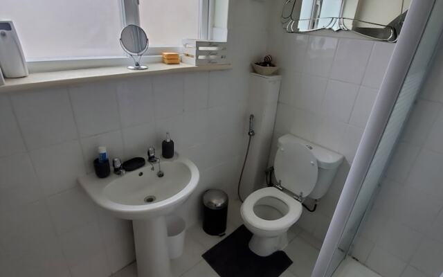 Stylish 3 bed house with Garden Free Parking
