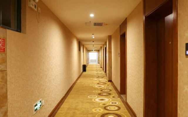 Super 8 Hotel Hetian Tuan Jie Square