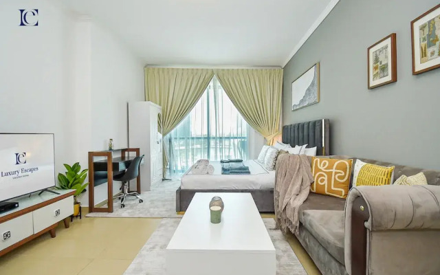 Silver - Modern Studio with lake view