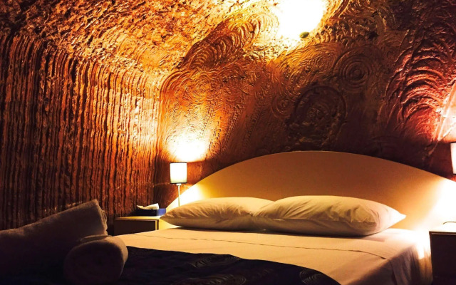 The Lookout Cave Underground Motel