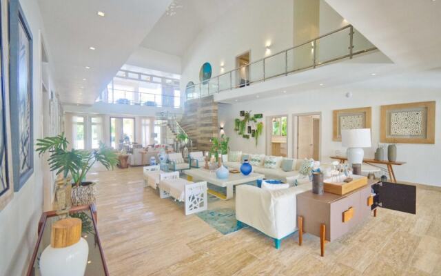 Modern Villa With Ocean View and Service Staff