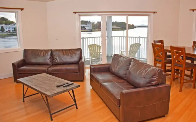 Longliner Lodge and Suites