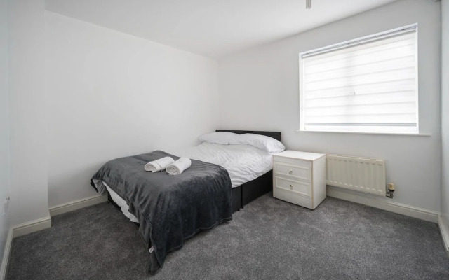 House-sleeps7-parking-garden-sportschannels