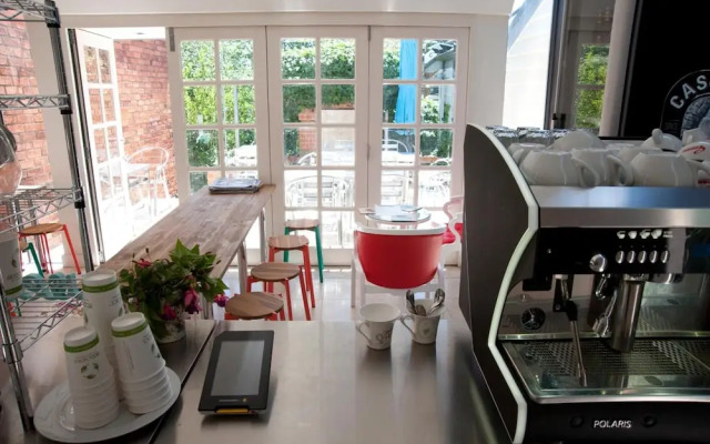 Lowena Cafe and Accommodation