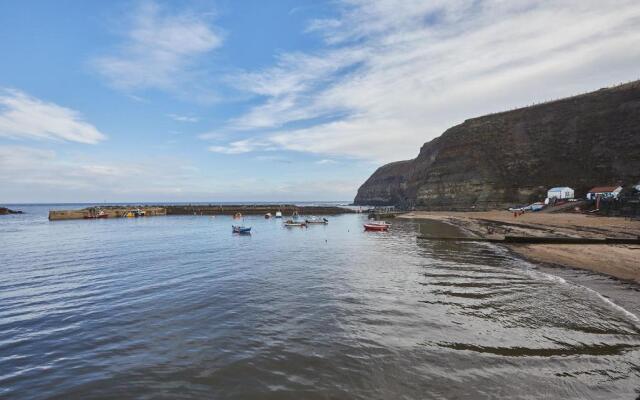 Host Stay Toffee Crackle House