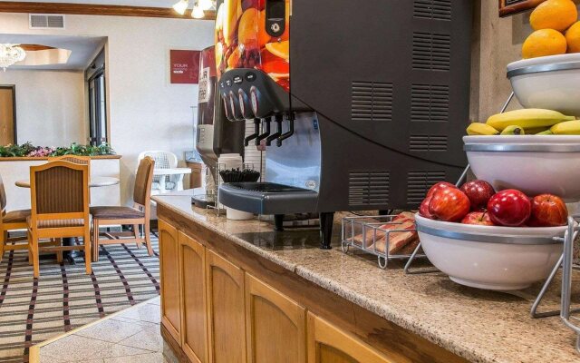 Comfort Suites South Haven near I-96