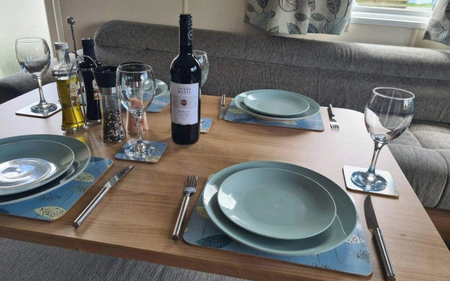 2 Bed Lodge - Sleeps 5 - Parking - Pets - Wifi