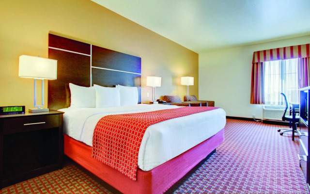 La Quinta Inn & Suites by Wyndham Denver Gateway Park