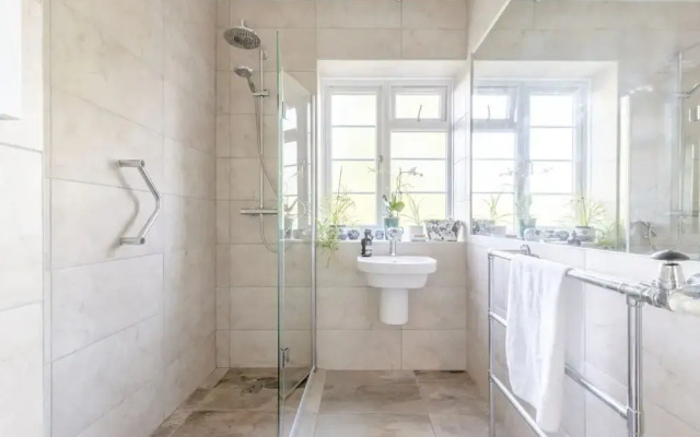 Stylish 2 Bedroom Apartment in Peaceful Richmond
