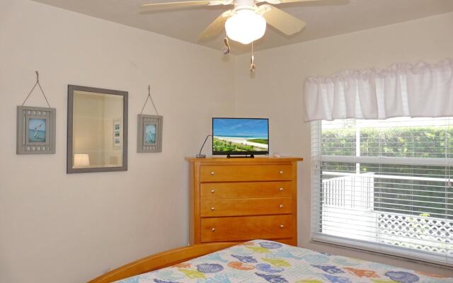 Inviting, Quiet Home in With Pool and Steps to Beach