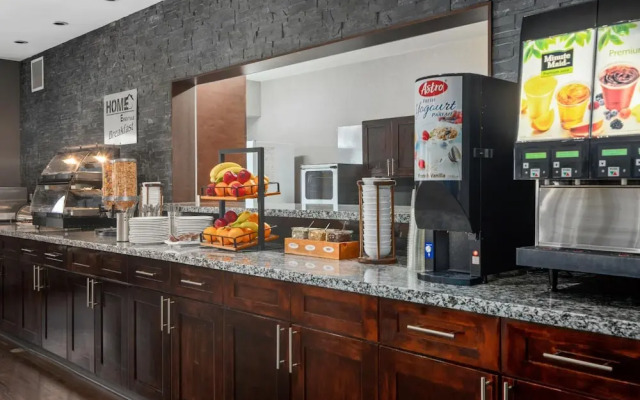 Home Inn and Suites Regina Airport