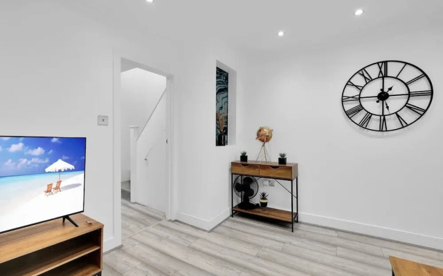 Newly Refurbished 2 Bed Hse Town Centre