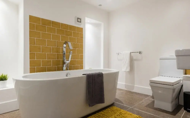 The Warehouse Loft - Trendy Converted Warehouse 3bdr