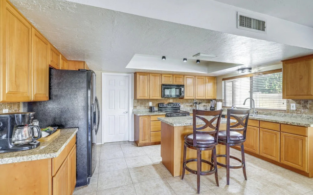 Outdoor Oasis: Family-Friendly Home In Scottsdale!