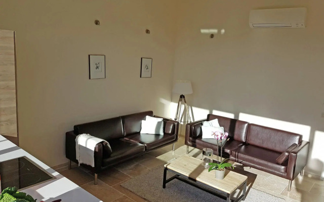 Alluring Apartment in Villesèque with Jacuzzi