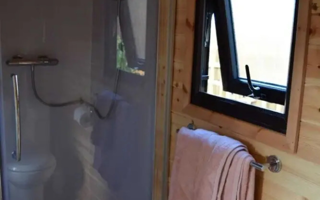 Impeccable1 Double bed Cabin in Poole With Hot Tub