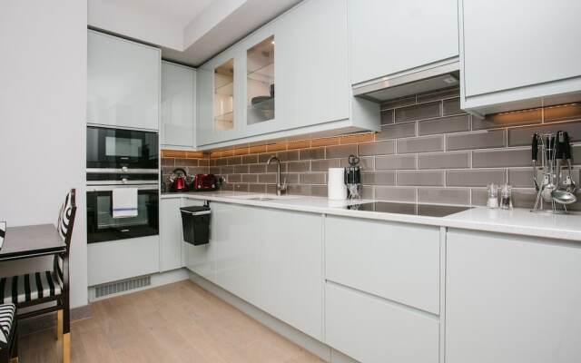 Modern 1 Bedroom Apartment With Balcony