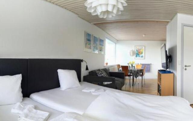 2 rooms, private kitchen, bathroom, and garden.