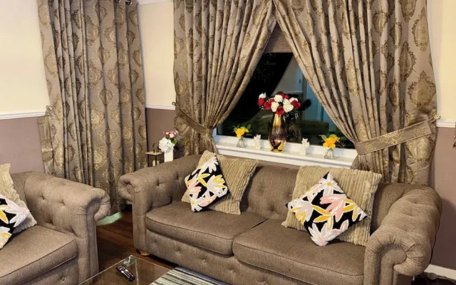 2 Bedroom Apartment - Sleeps 4, Free Parking, Wifi