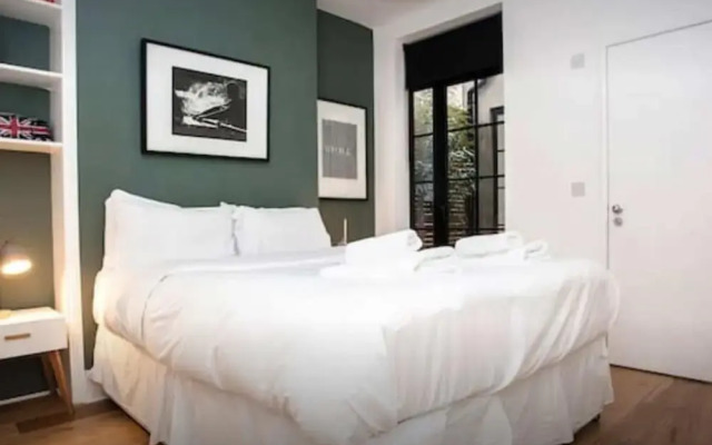 Stylish Newly Refurbished 2 Bedroom Flat With Terrace