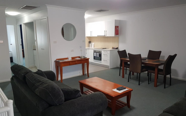 Mid City Motor Inn – Guest Rooms – Singleton