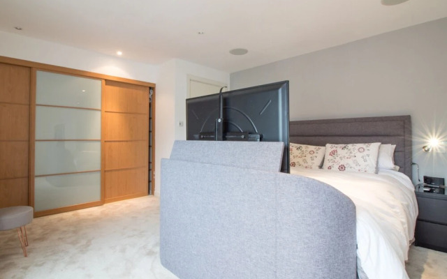 Stunning 3 BR Penthouse Apartment, River View