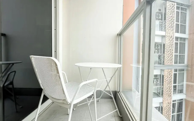 Modern Minimalist Studio Room At Gold Coast Apartment