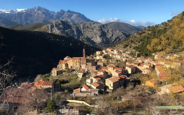 Charmant F2 dans joli village Corse