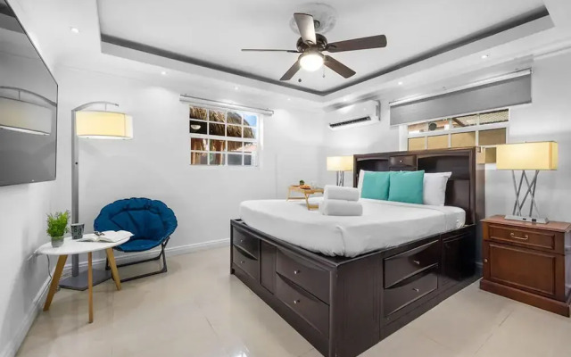 Urban 5BR Private Pool Getaway 10 Min- Bch