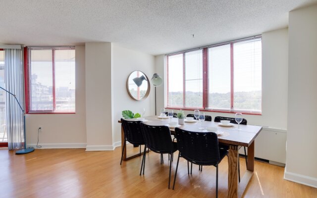 Gorgeous Apt with Rooftop City View