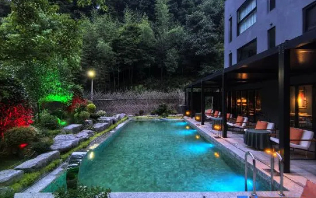 LUNE ROAM Hiking & Rustic Luxury Hotel (Floating Valley Branch) – Pool – Huzhou