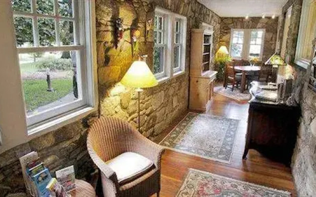 North Lodge on Oakland Bed and Breakfast