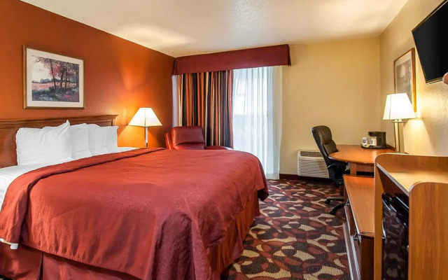 Quality Inn & Suites Kansas City I-435N Near Sports Complex