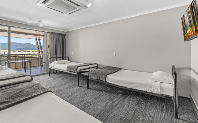 Gilligan's Backpackers Hotel & Resort