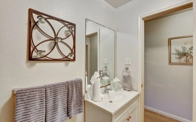 Beautiful 4 Bedroom Home by Redawning