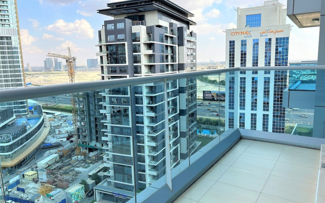 Incredible Living With Balcony In Business Bay